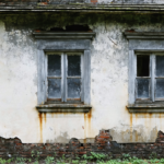 découvrez les principales causes des murs humides dans une maison ancienne et apprenez des solutions efficaces pour les traiter et préserver votre habitation.
